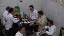 Momen Prabowo, Jokowi, Gibran Makan Bersama di Warung Bakmi Jawa Solo