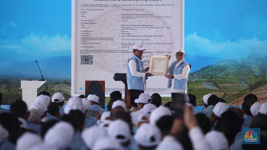 Presiden RI Prabowo Subianto dalam peresmian Koperasi Desa Merah Putih. Presiden RI Prabowo Subianto dalam peresmian Koperasi Desa Merah Putih, Desa Bentangan, Klaten, Jawa Tengah, Senin, (21/7/2025). (CNBC Indonesia/Muhammad Sabki)