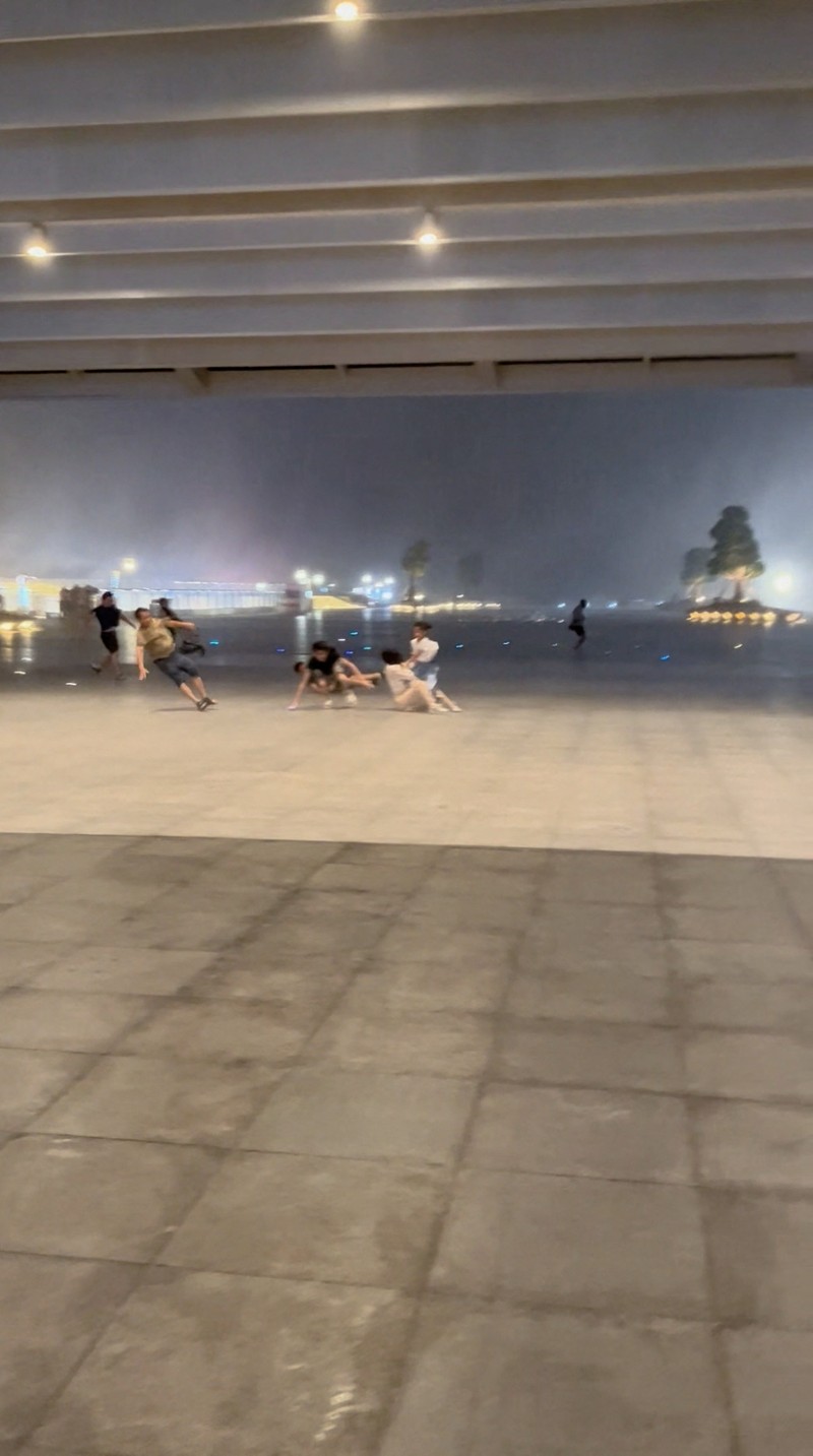Pemandangan menunjukkan awan gelap mendekati kota Zhuhai saat Topan Wipha menerjang daratan, Provinsi Guangdong, Tiongkok. Pemandangan menunjukkan awan gelap mendekati kota Zhuhai saat Topan Wipha menerjang daratan, Provinsi Guangdong, Tiongkok, 20 Juli 2025. (Social Media via REUTERS)