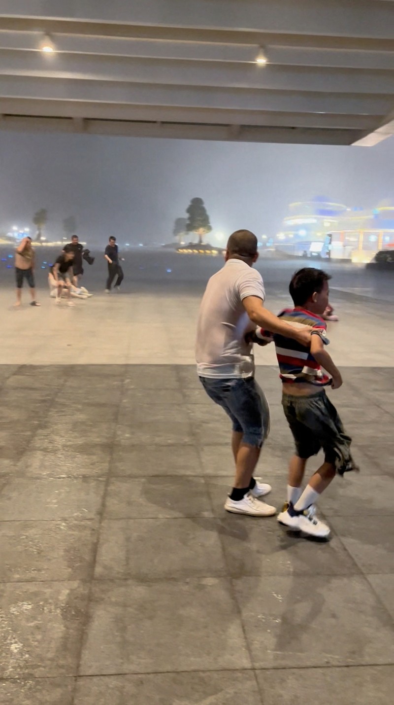 Pemandangan menunjukkan awan gelap mendekati kota Zhuhai saat Topan Wipha menerjang daratan, Provinsi Guangdong, Tiongkok. Pemandangan menunjukkan awan gelap mendekati kota Zhuhai saat Topan Wipha menerjang daratan, Provinsi Guangdong, Tiongkok, 20 Juli 2025. (Social Media via REUTERS)