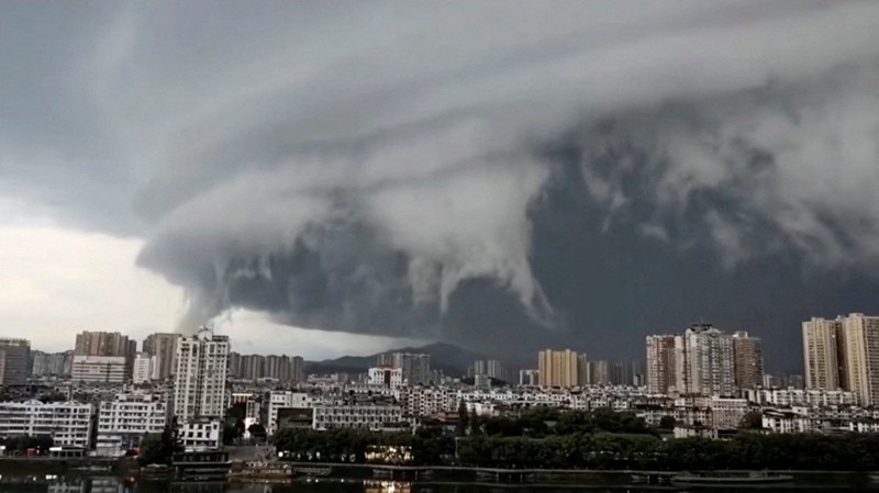 Pemandangan menunjukkan awan gelap mendekati kota Zhuhai saat Topan Wipha menerjang daratan, Provinsi Guangdong, Tiongkok. Pemandangan menunjukkan awan gelap mendekati kota Zhuhai saat Topan Wipha menerjang daratan, Provinsi Guangdong, Tiongkok, 20 Juli 2025. (Social Media via REUTERS)