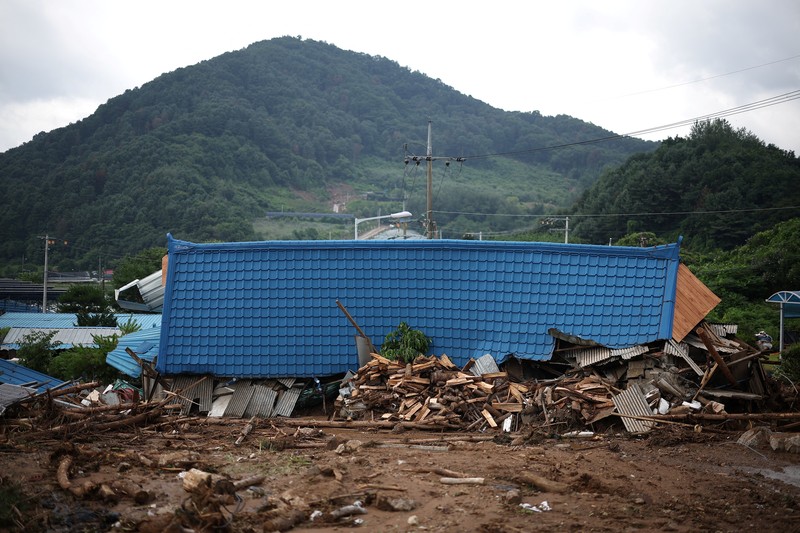 Seorang pria berjalan di depan bangunan yang runtuh akibat hujan deras, di Gapyeong, Korea Selatan, 21 Juli 2025. Seorang pria berjalan di depan bangunan yang runtuh akibat hujan deras, di Gapyeong, Korea Selatan, 21 Juli 2025. (REUTERS/Kim Hong-Ji)
