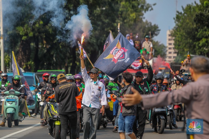 Pengemudi Ojek Online (Ojol) melakukan aksi unjuk rasa. Pengemudi Ojek Online (Ojol) melakukan aksi unjuk rasa di Jalan Medan Merdeka Selatan, Jakarta, Senin (21/7/2025). (CNBC Indonesia/Faisal Rahman)