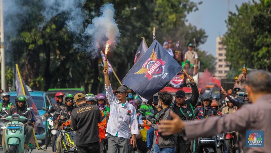 Pengemudi Ojek Online (Ojol) melakukan aksi unjuk rasa di Jalan Medan Merdeka Selatan, Jakarta, Senin (21/7/2025). (CNBC Indonesia/Faisal Rahman)