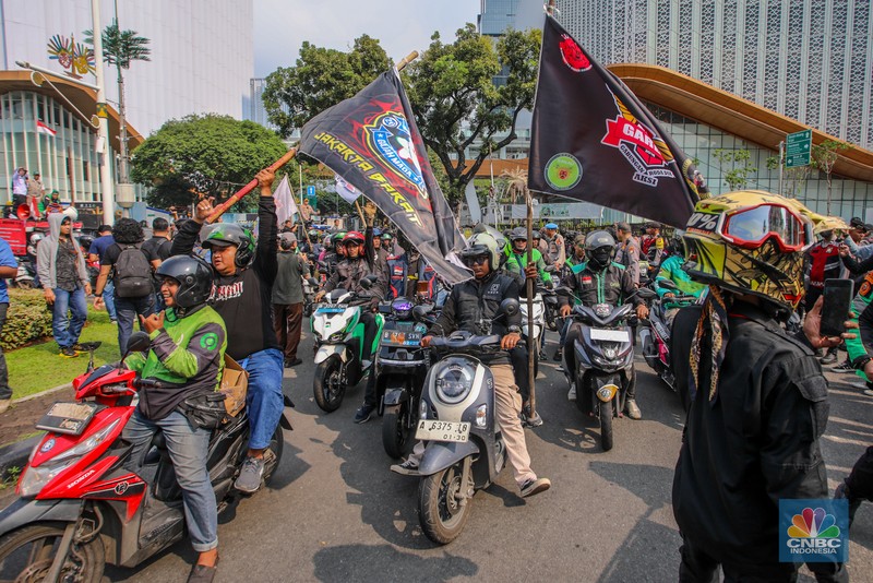 Pengemudi Ojek Online (Ojol) melakukan aksi unjuk rasa di Jalan Medan Merdeka Selatan, Jakarta, Senin (21/7/2025). (CNBC Indonesia/Faisal Rahman)