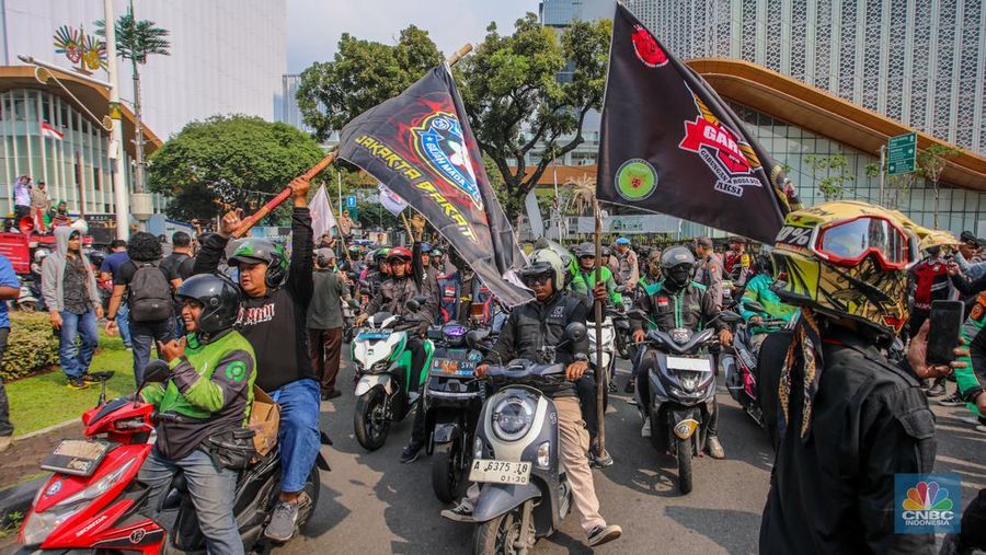 Pengemudi Ojek Online (Ojol) melakukan aksi unjuk rasa. Pengemudi Ojek Online (Ojol) melakukan aksi unjuk rasa di Jalan Medan Merdeka Selatan, Jakarta, Senin (21/7/2025). (CNBC Indonesia/Faisal Rahman)