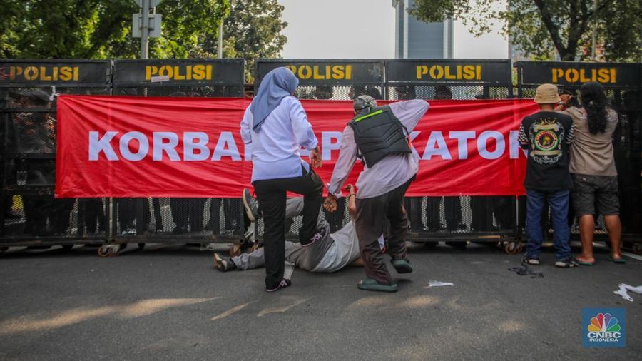 Pengemudi Ojek Online (Ojol) melakukan aksi unjuk rasa di Jalan Medan Merdeka Selatan, Jakarta, Senin (21/7/2025). (CNBC Indonesia/Faisal Rahman)