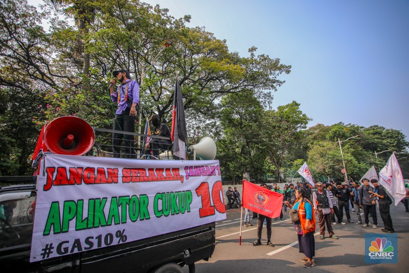 Pengemudi Ojek Online (Ojol) melakukan aksi unjuk rasa. Pengemudi Ojek Online (Ojol) melakukan aksi unjuk rasa di Jalan Medan Merdeka Selatan, Jakarta, Senin (21/7/2025). (CNBC Indonesia/Faisal Rahman)