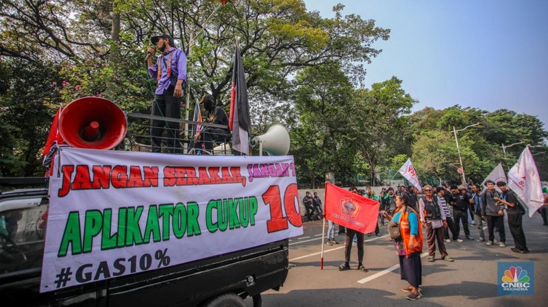 Pengemudi Ojek Online (Ojol) melakukan aksi unjuk rasa di Jalan Medan Merdeka Selatan, Jakarta, Senin (21/7/2025). (CNBC Indonesia/Faisal Rahman)