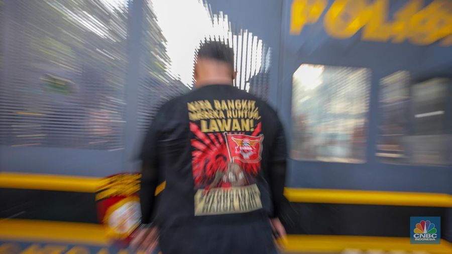 Pengemudi Ojek Online (Ojol) melakukan aksi unjuk rasa di Jalan Medan Merdeka Selatan, Jakarta, Senin (21/7/2025). (CNBC Indonesia/Faisal Rahman)