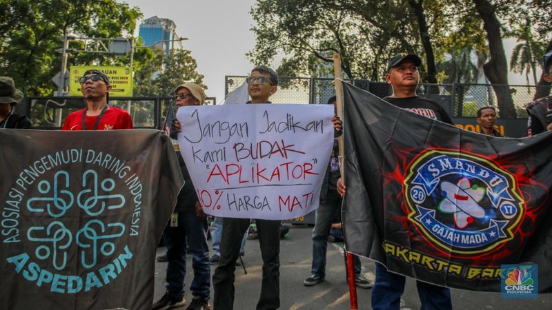 Pengemudi Ojek Online (Ojol) melakukan aksi unjuk rasa di Jalan Medan Merdeka Selatan, Jakarta, Senin (21/7/2025). (CNBC Indonesia/Faisal Rahman)