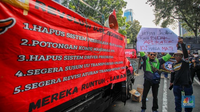 Pengemudi Ojek Online (Ojol) melakukan aksi unjuk rasa di Jalan Medan Merdeka Selatan, Jakarta, Senin (21/7/2025). (CNBC Indonesia/Faisal Rahman)