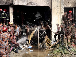 Pesawat Tempur Bangladesh Jatuh, 20 Orang Tewas-Warga Seperti Dengar Ledakan