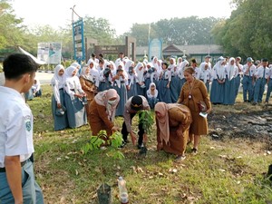 Polres Dumai Edukasi Soal Karhutla di Sekolah, Ajak Siswa Tanam Pohon