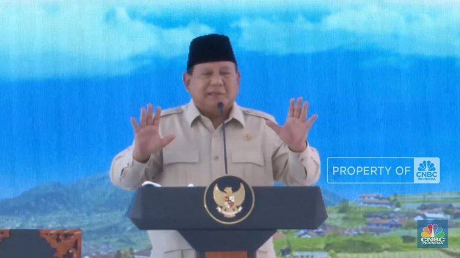 Presiden RI Prabowo Subianto berkelakar ihwal hubungan partai Gerindra dengan Partai Demokrasi Indonesia Perjuangan (PDIP) saat peluncuran 80.000 Koperasi Desa Merah Putih di Desa Bentangan, Kab. Klaten, Jawa Tengah, Senin (21/7).