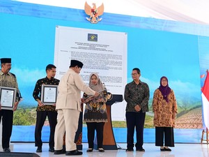 Prabowo Serahkan SK Badan Hukum ke Perwakilan Ketua Kopdes Merah Putih