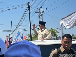 Tiba Naik Mobil Maung, Prabowo Sapa Para Kades di Peluncuran Kopdes Merah Putih