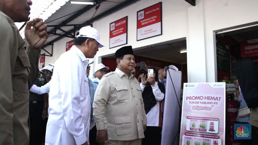 Presiden RI Prabowo Subianto dalam peresmian Koperasi Desa Merah Putih, Desa Bentangan, Klaten, Jawa Tengah, Senin, (21/7/2025). (CNBC Indonesia/Muhammad Sabki)