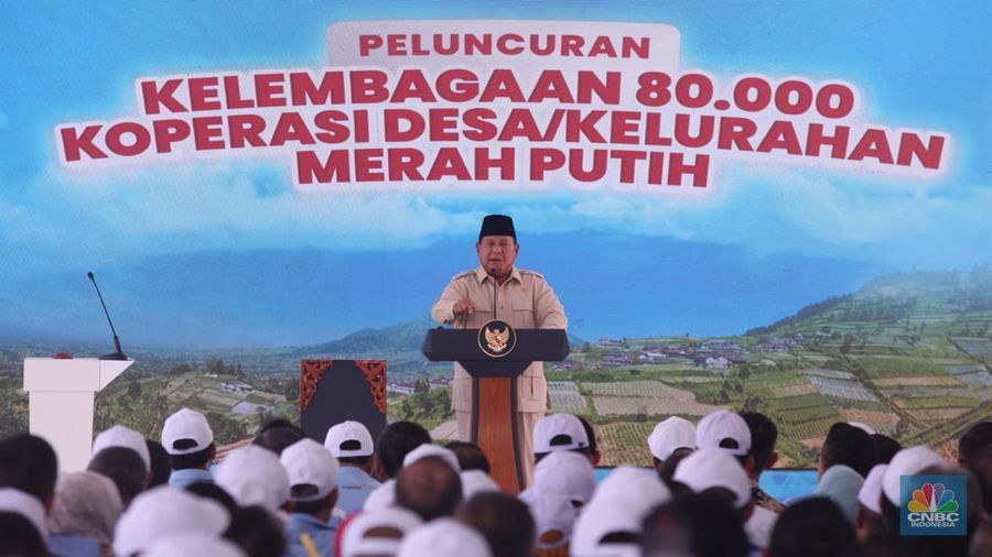 Presiden RI Prabowo Subianto dalam peresmian Koperasi Desa Merah Putih, Desa Bentangan, Klaten, Jawa Tengah, Senin, (21/7/2025). (CNBC Indonesia/Muhammad Sabki)