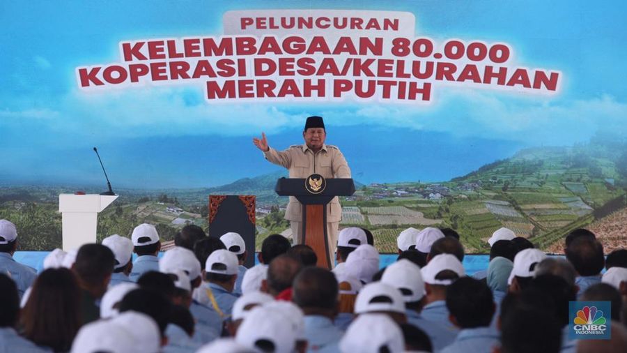 Presiden RI Prabowo Subianto dalam peresmian Koperasi Desa Merah Putih, Desa Bentangan, Klaten, Jawa Tengah, Senin, (21/7/2025). (CNBC Indonesia/Muhammad Sabki)
