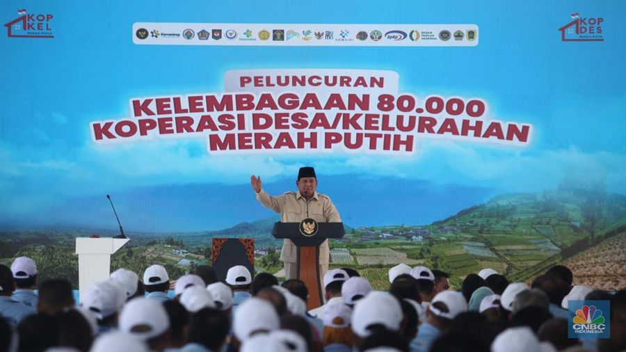 Presiden RI Prabowo Subianto dalam peresmian Koperasi Desa Merah Putih. Presiden RI Prabowo Subianto dalam peresmian Koperasi Desa Merah Putih, Desa Bentangan, Klaten, Jawa Tengah, Senin, (21/7/2025). (CNBC Indonesia/Muhammad Sabki)