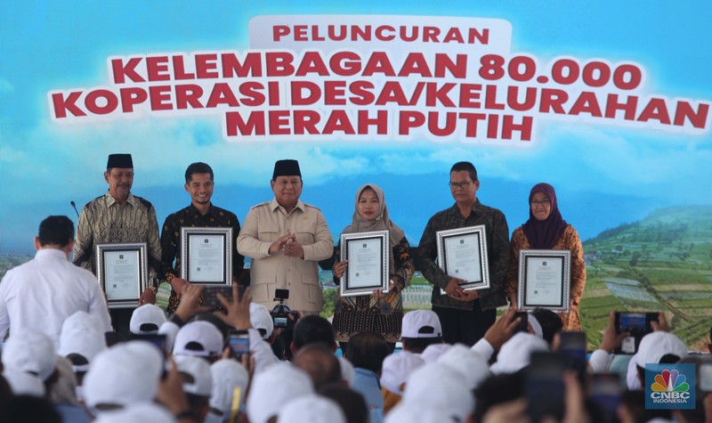 Presiden RI Prabowo Subianto dalam peresmian Koperasi Desa Merah Putih. Presiden RI Prabowo Subianto dalam peresmian Koperasi Desa Merah Putih, Desa Bentangan, Klaten, Jawa Tengah, Senin, (21/7/2025). (CNBC Indonesia/Muhammad Sabki)