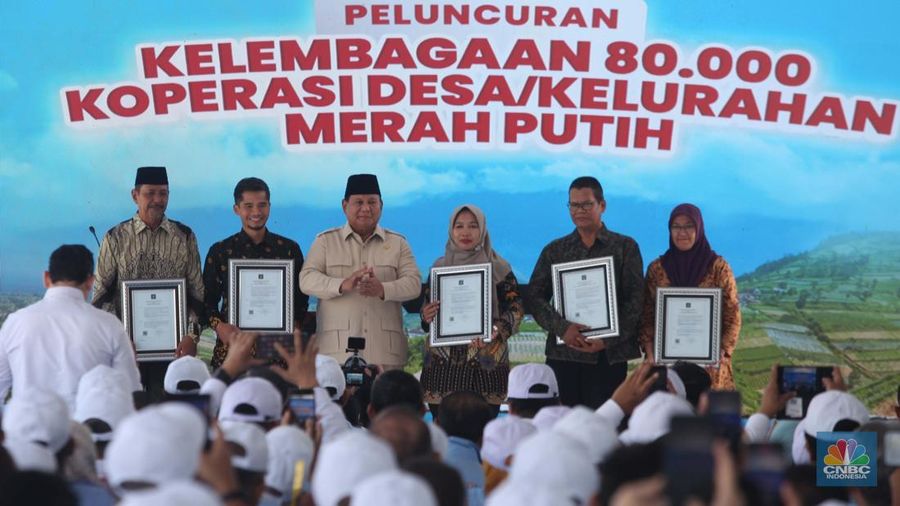 Presiden RI Prabowo Subianto dalam peresmian Koperasi Desa Merah Putih. Presiden RI Prabowo Subianto dalam peresmian Koperasi Desa Merah Putih, Desa Bentangan, Klaten, Jawa Tengah, Senin, (21/7/2025). (CNBC Indonesia/Muhammad Sabki)