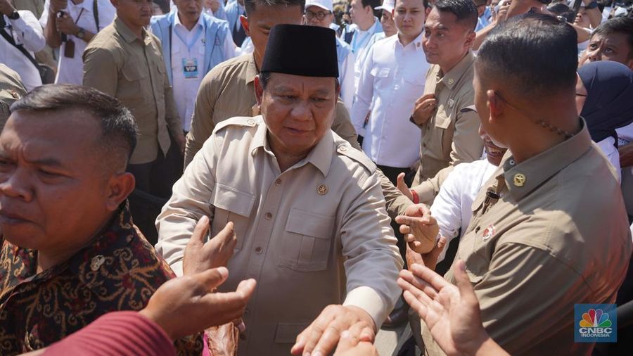 Presiden RI Prabowo Subianto menyapa warga usai acara peresmian Koperasi Desa Merah Putih, Desa Bentangan, Klaten, Jawa Tengah, Senin, (21/7/2025). (CNBC Indonbesia/Muhammad Sabki)