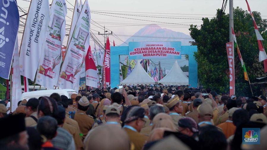 Ribuan kepala desa menghadiri Peluncuran Kelembagaan 80.000 Koperasi Desa/Kelurahan Merah Putih, Desa Bengkal, Kabupaten Temanggung, Jawa Tengah, Senin (21/7/2025). (CNBC Indonesia/Muhammad Sabki)