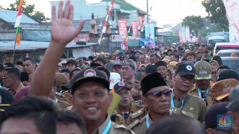 Ribuan kepala desa menghadiri Peluncuran Kelembagaan 80.000 Koperasi Desa/Kelurahan Merah Putih, Desa Bengkal, Kabupaten Temanggung, Jawa Tengah, Senin (21/7/2025). (CNBC Indonesia/Muhammad Sabki)