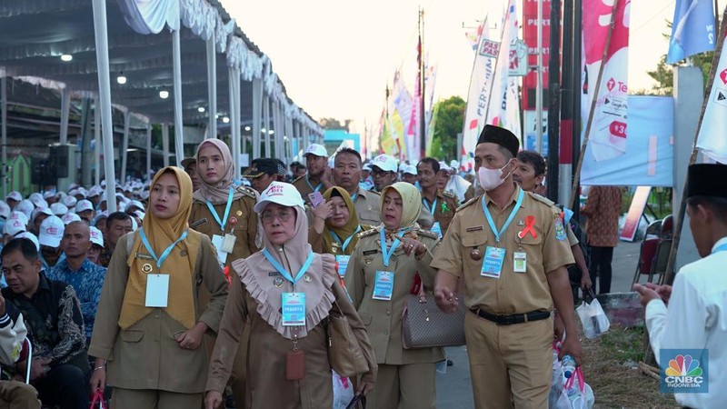Ribuan kepala desa menghadiri Peluncuran Kelembagaan 80.000 Koperasi Desa/Kelurahan Merah Putih, Desa Bengkal, Kabupaten Temanggung, Jawa Tengah, Senin (21/7/2025). (CNBC Indonesia/Muhammad Sabki)