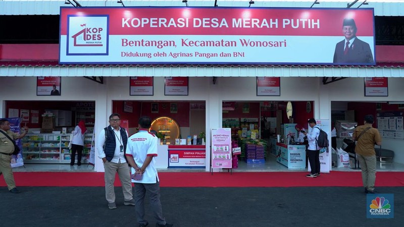 Ribuan kepala desa menghadiri Peluncuran Kelembagaan 80.000 Koperasi Desa/Kelurahan Merah Putih, Desa Bengkal, Kabupaten Temanggung, Jawa Tengah, Senin (21/7/2025). (CNBC Indonesia/Muhammad Sabki)