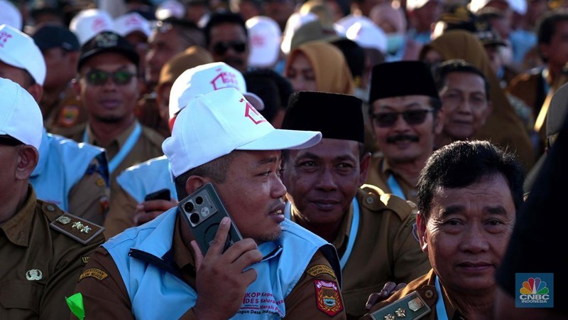 Ribuan kepala desa menghadiri Peluncuran Kelembagaan 80.000 Koperasi Desa/Kelurahan Merah Putih, Desa Bengkal, Kabupaten Temanggung, Jawa Tengah, Senin (21/7/2025). (CNBC Indonesia/Muhammad Sabki)