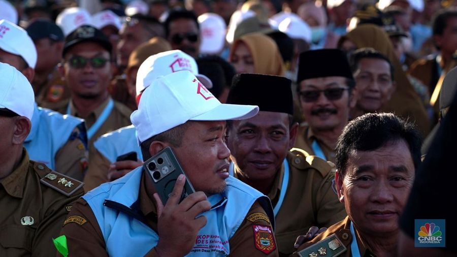 Ribuan kepala desa menghadiri Peluncuran Kelembagaan 80.000 Koperasi Desa/Kelurahan Merah Putih, Desa Bengkal, Kabupaten Temanggung, Jawa Tengah, Senin (21/7/2025). (CNBC Indonesia/Muhammad Sabki)