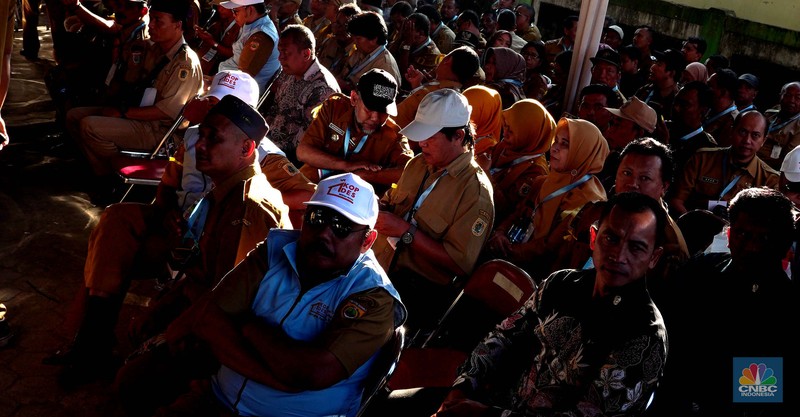 Ribuan kepala desa menghadiri Peluncuran Kelembagaan 80.000 Koperasi Desa/Kelurahan Merah Putih, Desa Bengkal, Kabupaten Temanggung, Jawa Tengah, Senin (21/7/2025). (CNBC Indonesia/Muhammad Sabki)