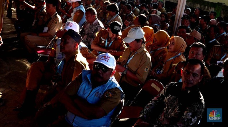 Ribuan kepala desa menghadiri Peluncuran Kelembagaan 80.000 Koperasi Desa/Kelurahan Merah Putih, Desa Bengkal, Kabupaten Temanggung, Jawa Tengah, Senin (21/7/2025). (CNBC Indonesia/Muhammad Sabki)