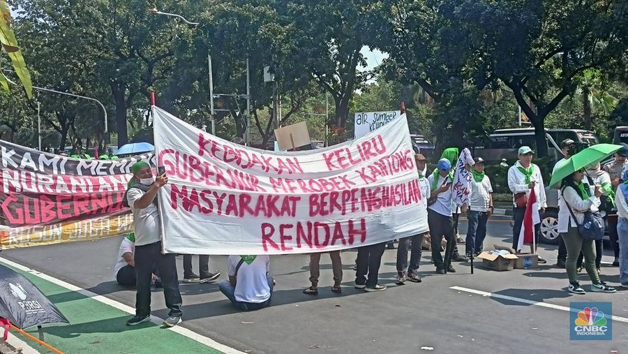 Ribuan warga rumah susun dan apartemen dari berbagai wilayah DKI Jakarta menggelar aksi damai di depan Balai Kota DKI Jakarta Senin (21/7/2025). (CNBC Indonesia/Ferry Sandi)