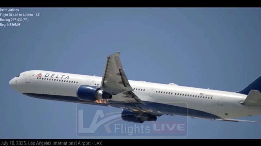 Sebuah pesawat Delta Airlines terpaksa melakukan pendaratan darurat setelah salah satu mesinnya terbakar sesaat setelah lepas landas dari Bandara Internasional Los Angeles (LAX), Jumat (18/7). (Tangkapan Layar Video Reuters/LA FLIGHTS)