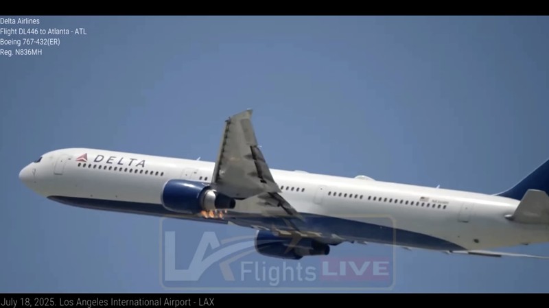 Sebuah pesawat Delta Airlines terpaksa melakukan pendaratan darurat setelah salah satu mesinnya terbakar sesaat setelah lepas landas dari Bandara Internasional Los Angeles (LAX), Jumat (18/7). (Tangkapan Layar Video Reuters/LA FLIGHTS)