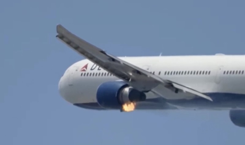 Sebuah pesawat Delta Airlines terpaksa melakukan pendaratan darurat setelah salah satu mesinnya terbakar sesaat setelah lepas landas dari Bandara Internasional Los Angeles (LAX), Jumat (18/7). Sebuah pesawat Delta Airlines terpaksa melakukan pendaratan darurat setelah salah satu mesinnya terbakar sesaat setelah lepas landas dari Bandara Internasional Los Angeles (LAX), Jumat (18/7). (Tangkapan Layar Video Reuters/LA FLIGHTS)