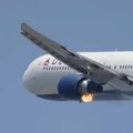 Mesin Boeing 767 Terbakar saat Terbang, Pesawat Mendarat Darurat