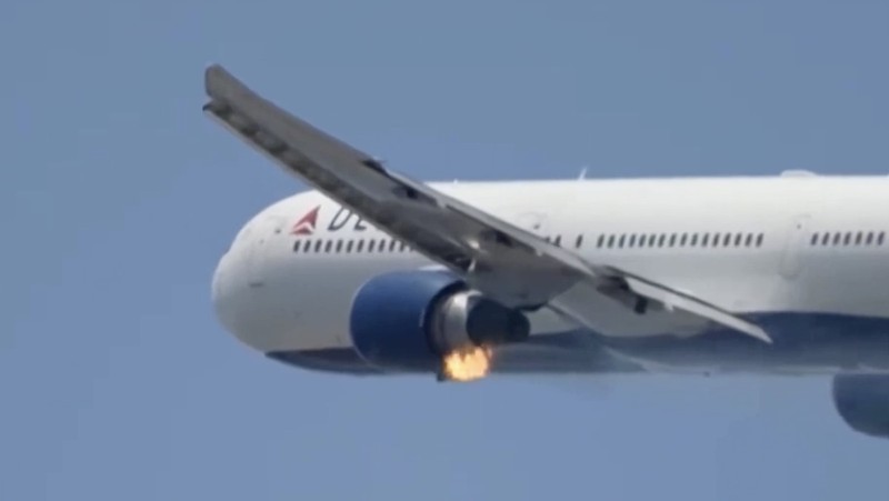 Sebuah pesawat Delta Airlines terpaksa melakukan pendaratan darurat setelah salah satu mesinnya terbakar sesaat setelah lepas landas dari Bandara Internasional Los Angeles (LAX), Jumat (18/7). (Tangkapan Layar Video Reuters/LA FLIGHTS)