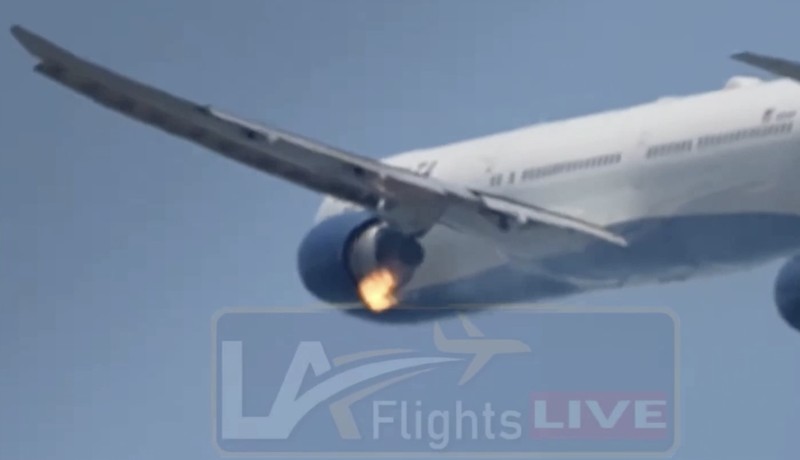 Sebuah pesawat Delta Airlines terpaksa melakukan pendaratan darurat setelah salah satu mesinnya terbakar sesaat setelah lepas landas dari Bandara Internasional Los Angeles (LAX), Jumat (18/7). (Tangkapan Layar Video Reuters/LA FLIGHTS)