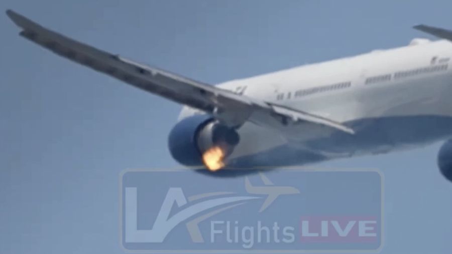 Sebuah pesawat Delta Airlines terpaksa melakukan pendaratan darurat setelah salah satu mesinnya terbakar sesaat setelah lepas landas dari Bandara Internasional Los Angeles (LAX), Jumat (18/7). (Tangkapan Layar Video Reuters/LA FLIGHTS)