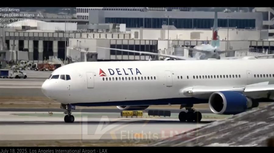 Sebuah pesawat Delta Airlines terpaksa melakukan pendaratan darurat setelah salah satu mesinnya terbakar sesaat setelah lepas landas dari Bandara Internasional Los Angeles (LAX), Jumat (18/7). (Tangkapan Layar Video Reuters/LA FLIGHTS)