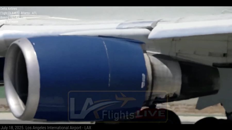 Sebuah pesawat Delta Airlines terpaksa melakukan pendaratan darurat setelah salah satu mesinnya terbakar sesaat setelah lepas landas dari Bandara Internasional Los Angeles (LAX), Jumat (18/7). (Tangkapan Layar Video Reuters/LA FLIGHTS)