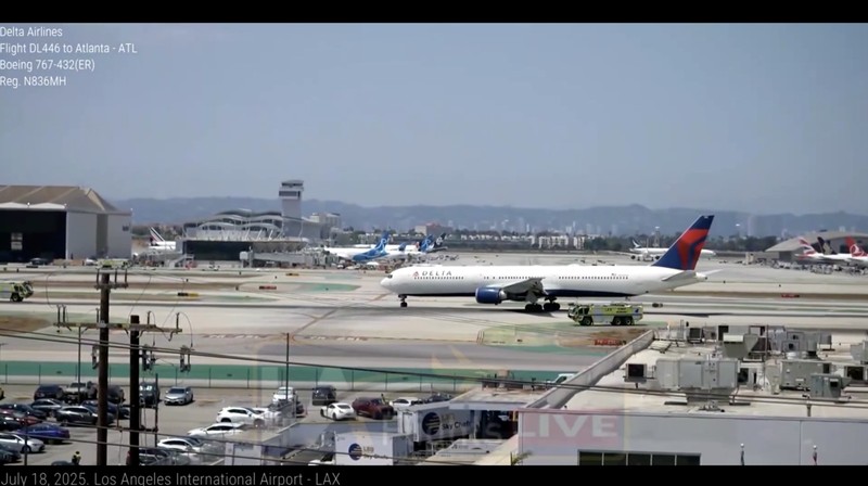 Sebuah pesawat Delta Airlines terpaksa melakukan pendaratan darurat setelah salah satu mesinnya terbakar sesaat setelah lepas landas dari Bandara Internasional Los Angeles (LAX), Jumat (18/7). (Tangkapan Layar Video Reuters/LA FLIGHTS)