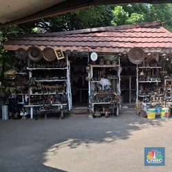Pasar Barang Antik di Menteng Sepi Ditinggal Pembeli, Pedagang Nangis