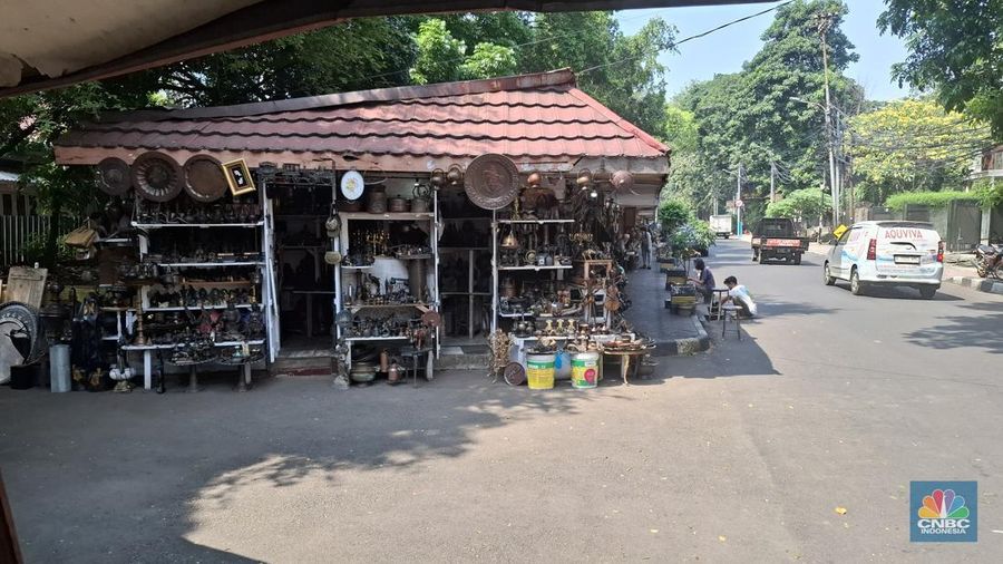 Toko barang antik yang cukup legendaris di Jalan Surabaya, Menteng, Jakarta Pusat mulai tampak sepi dan hanya terdengar cukup keras suara lalu-lalang kendaraan. (CNBC Indonesia/Chandra Dwi Pranata)