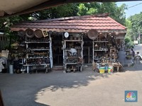 Pasar Barang Antik di Menteng Sepi Ditinggal Pembeli, Pedagang Nangis